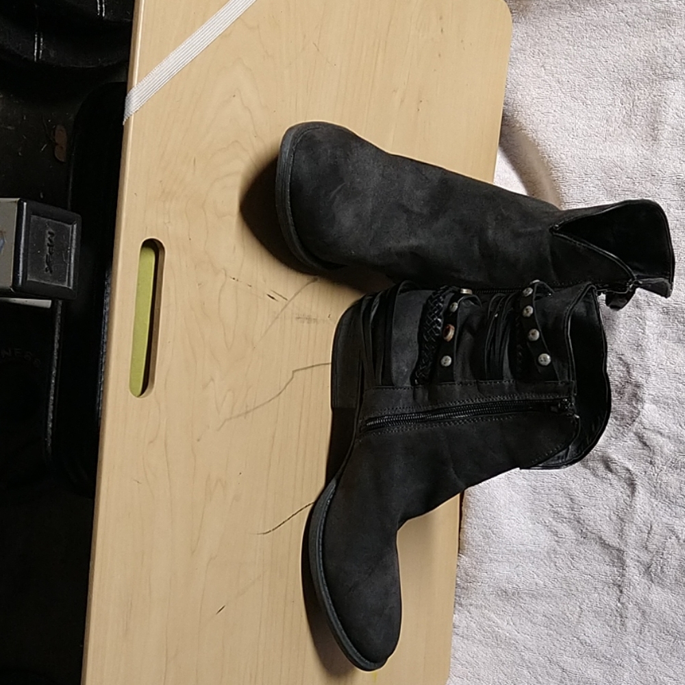 Ladies 10M boots